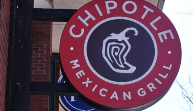 Teen hurled Chipotle bowl at worker in Santa Ana, police say