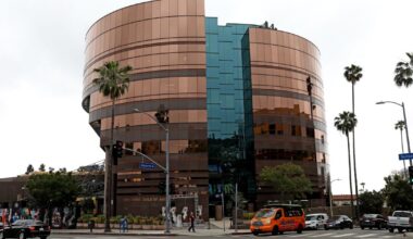 DGA's board backs tentative contract with major studios