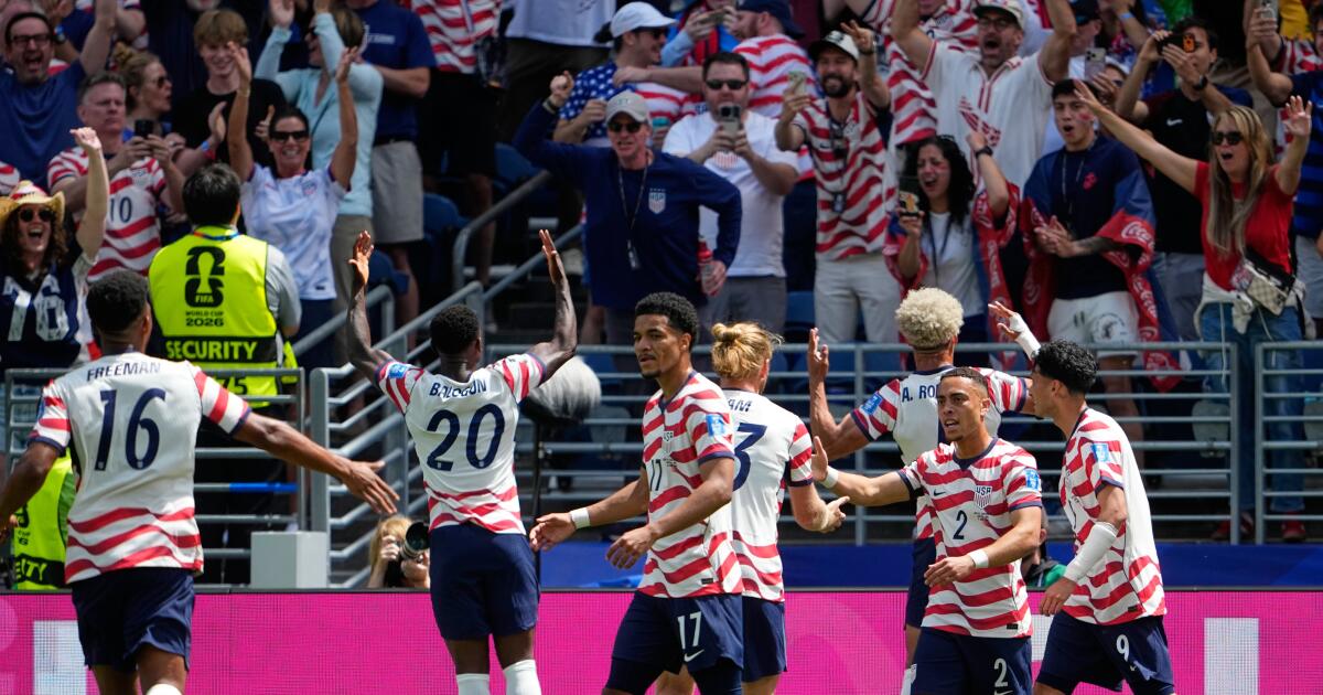 U.S. beats Australia, advances to World Cup knockout round