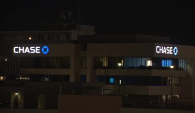 Man killed by FBI after 15-hour hostage standoff at Bakersfield Chase building
