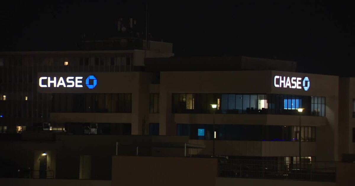 Man killed by FBI after 15-hour hostage standoff at Bakersfield Chase building
