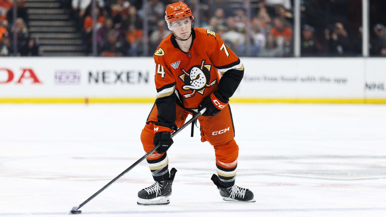 Moore signs 2-year contract with Ducks