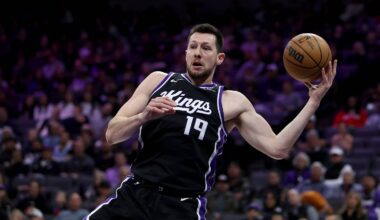 Mar 5, 2026; Sacramento, California, USA; Sacramento Kings forward-center Drew Eubanks (19) catches the ball against the New Orleans Pelicans during the third quarter at Golden 1 Center. Mandatory Credit: Dennis Lee-Imagn Images