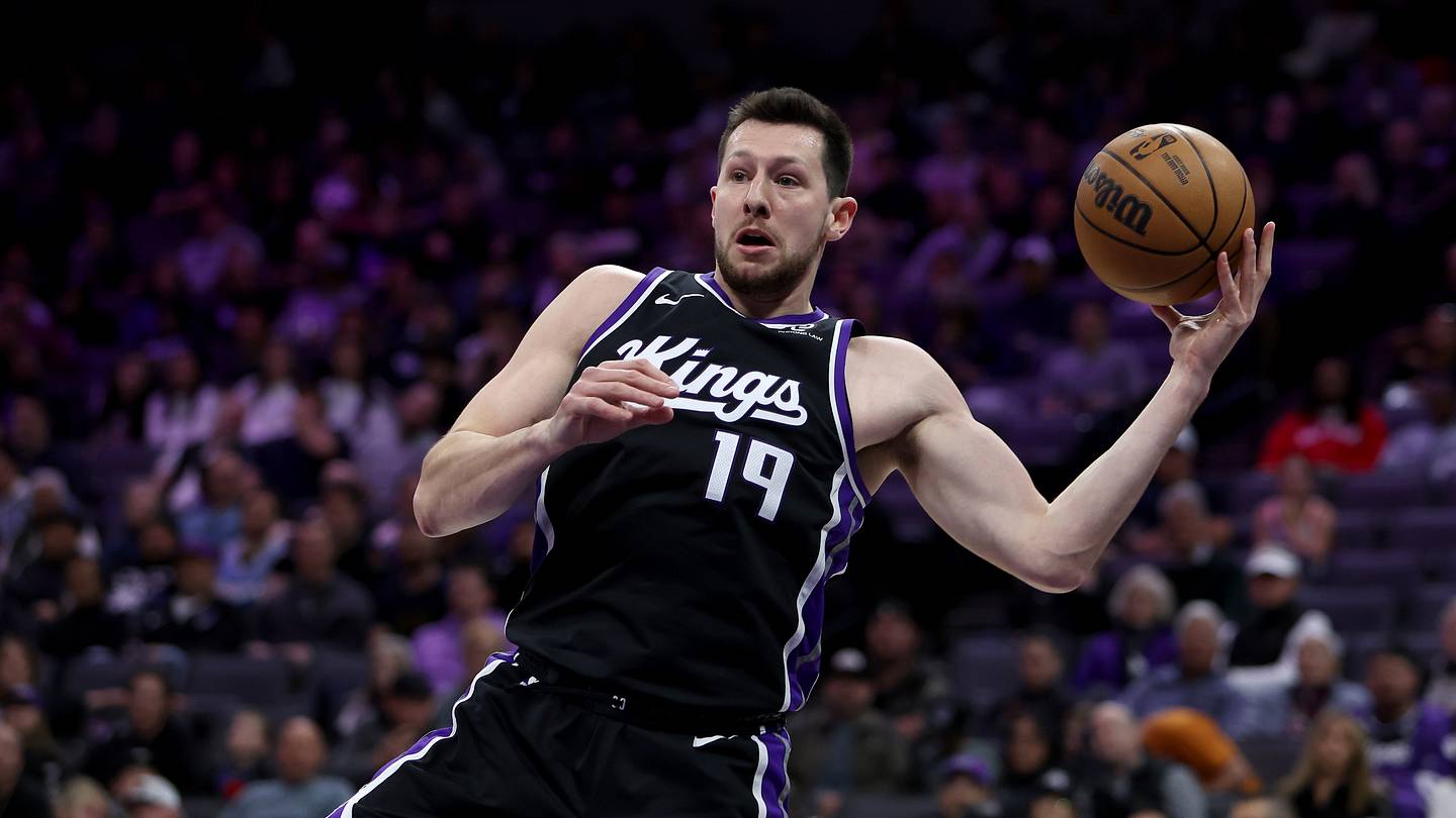 Mar 5, 2026; Sacramento, California, USA; Sacramento Kings forward-center Drew Eubanks (19) catches the ball against the New Orleans Pelicans during the third quarter at Golden 1 Center. Mandatory Credit: Dennis Lee-Imagn Images