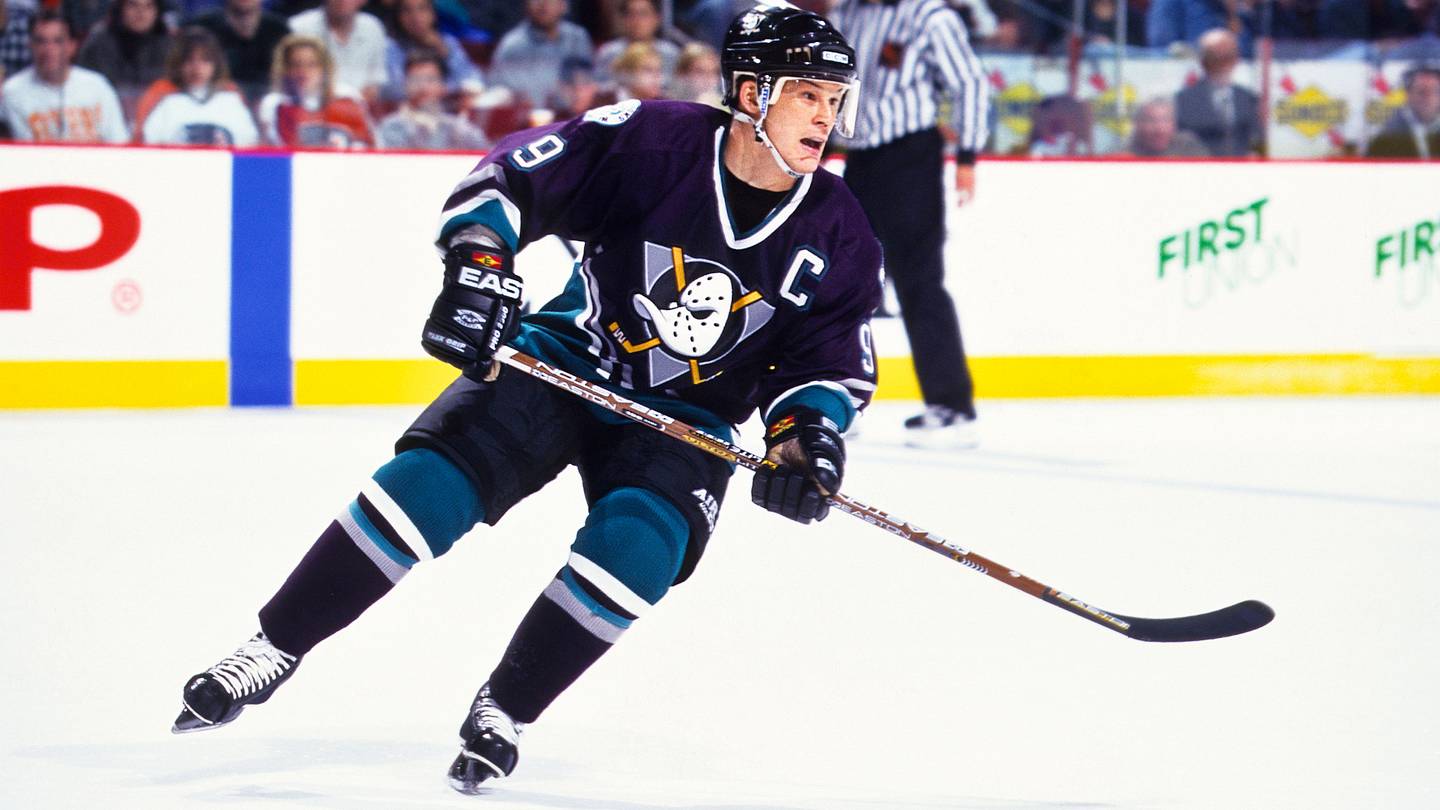 Oct 10, 1998; Washington, DC, USA; FILE PHOTO; Mighty Ducks of Anaheim left wing Paul Kariya (9) in action against the Washington Capitals at the MCI Center. Mandatory Credit: Lou Capozzola-USA TODAY NETWORK