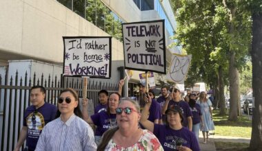 State workers picket CalHR during SEIU 1000 negotiations