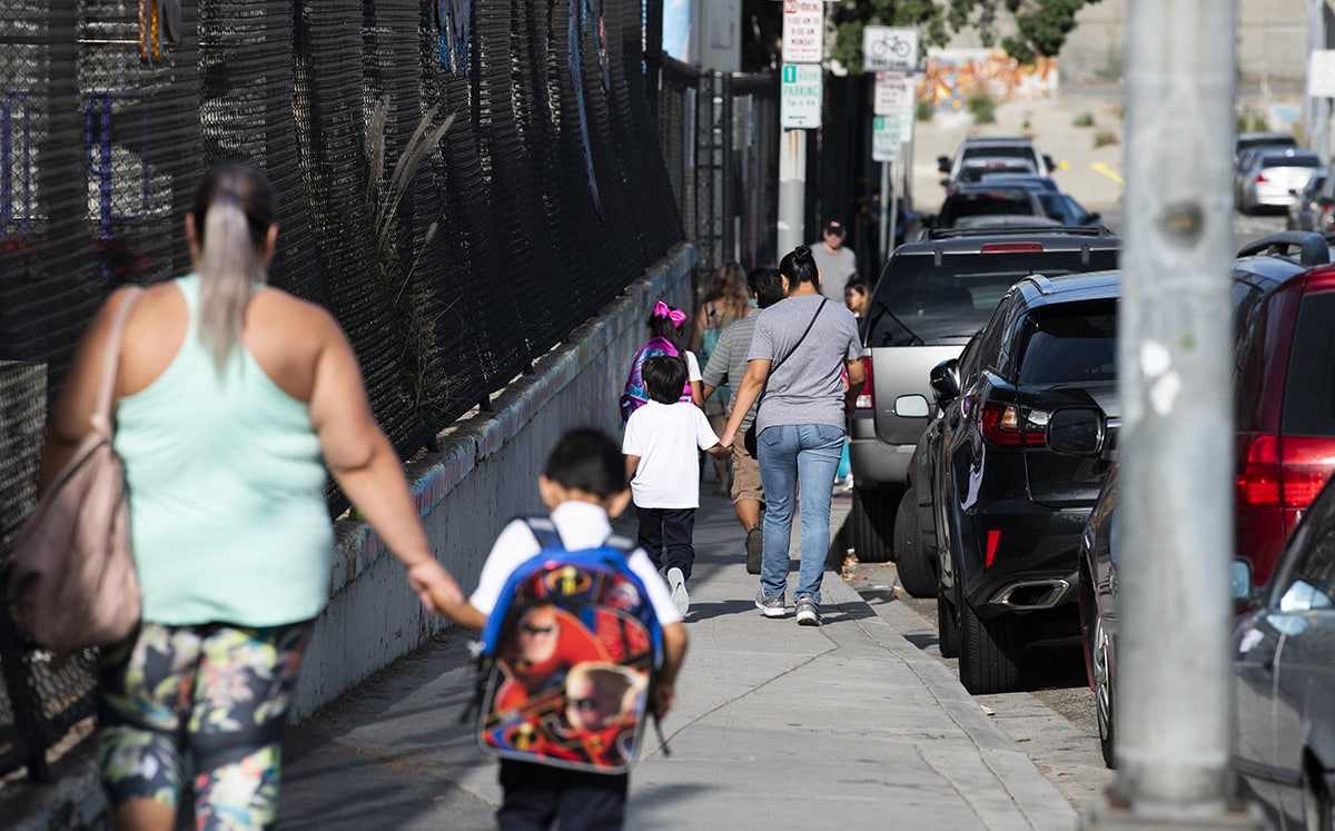 Parents walk their kids to Edison Elementary School on the first day of school in Long Beach August 29, 2018. Photo by Thomas R Cordova/Safe Streets