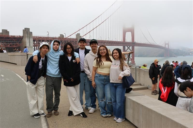 Students in front of the Golden Gate bridge