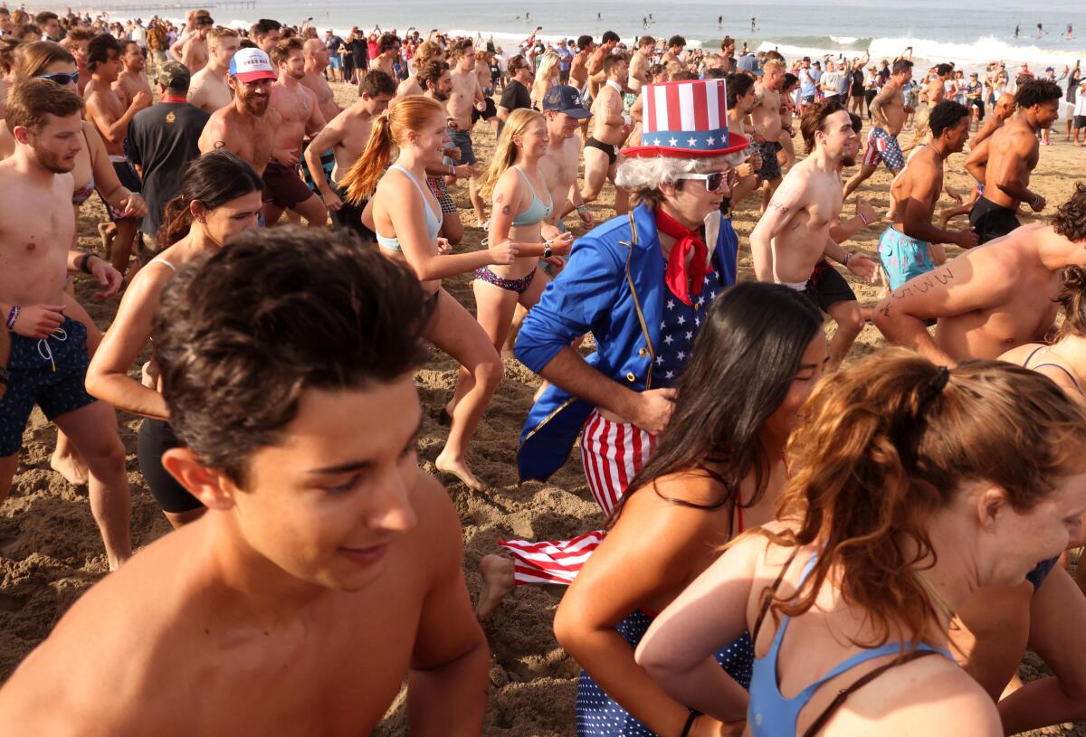 Justin Yaskowitz, 24, dressed as Uncle Sam, joins hundreds as they begin their one mile run.