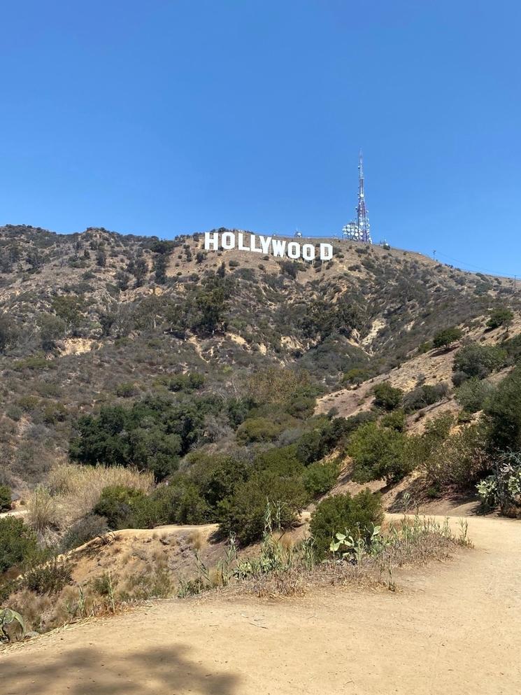 Hiking up the Hollywood Sign © DR
