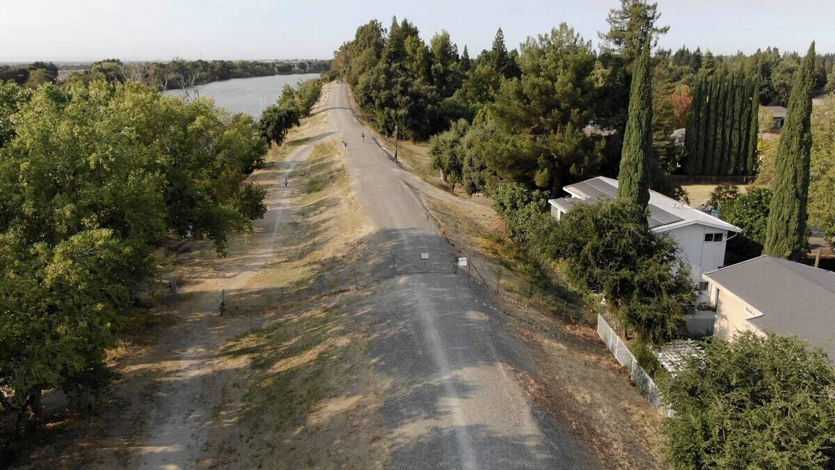 Sacramento Flood Protection Board weighs Pocket levee fence