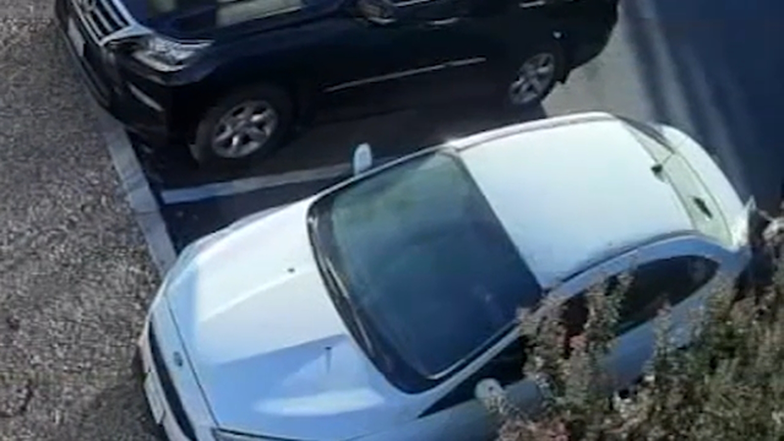 Authorities searching for arson suspect in southeast Fresno motel parking lot