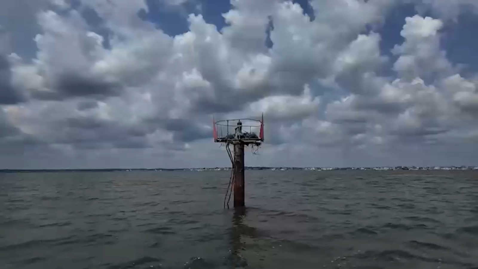 1 killed, 3 others injured after hitting steel pole in boating crash at Long Beach Island, NJ