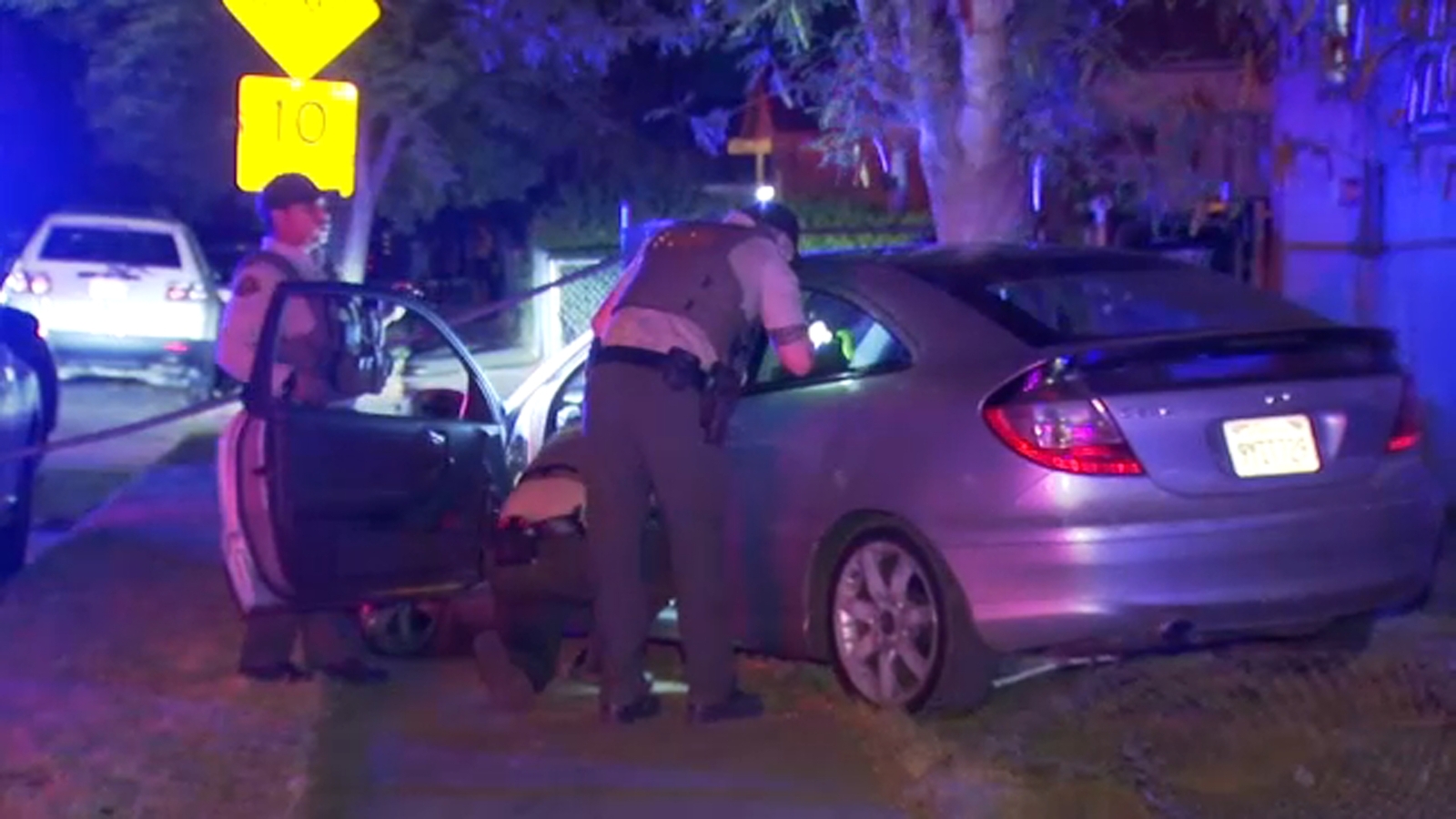 Suspect crashes into fence during chase in central Fresno, deputies say