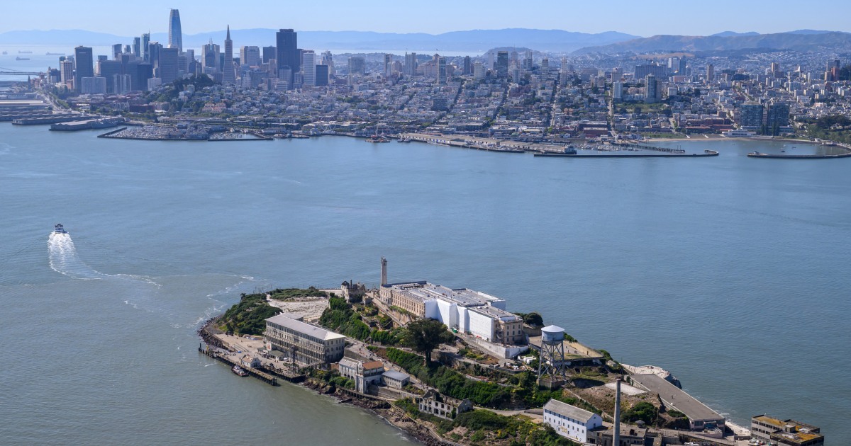 1 dead, 3 missing after boat capsizes near Alcatraz in San Francisco Bay