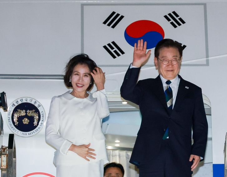 President Lee Jae Myung, right, and first lady Kim Hea Kyung depart for Brazil at San Francisco International Airport, Saturday (local time). Yonhap