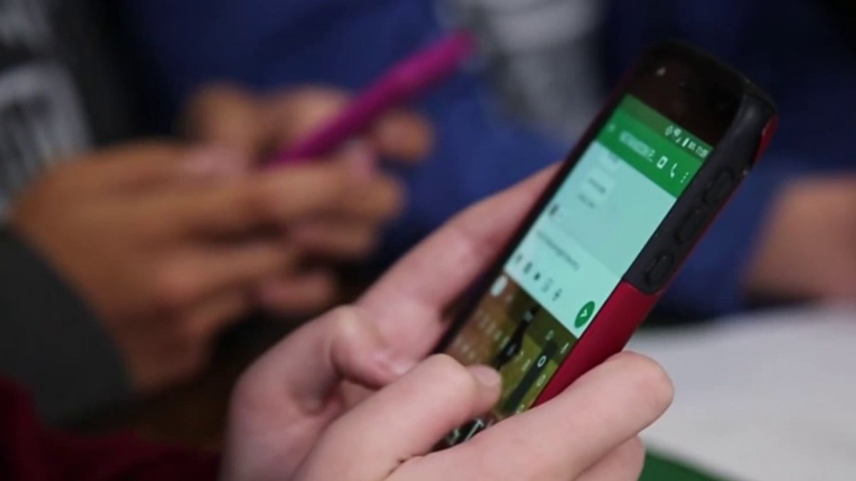 Oakland schools last to announce state law to limit phone usage – NBC Bay Area