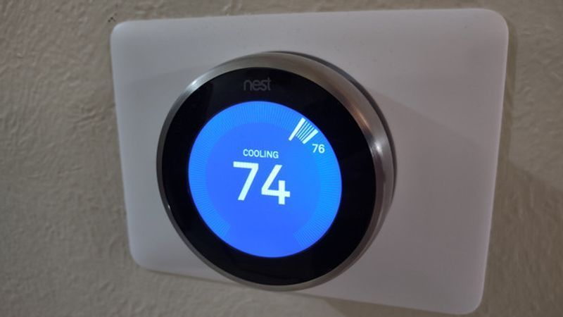 Thermostat in air conditioning mode (WLUK/Scott Hurley)