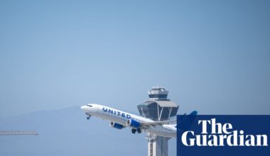 United Airlines says it will ‘look into’ worker’s threat to call ICE in viral video | San Francisco