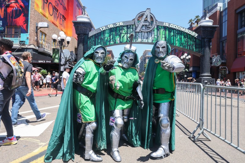Figures in silver armor with green cloaks