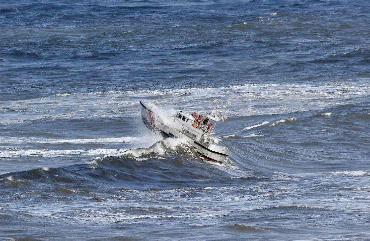 Good Samaritan rescues fisherman from life raft off Long Beach