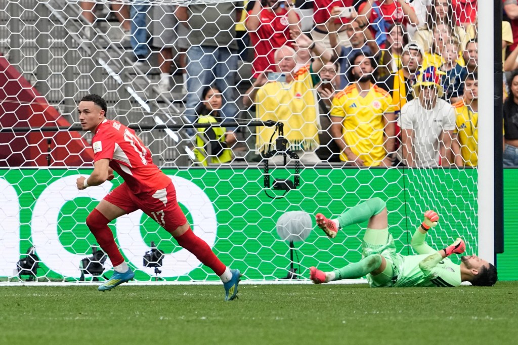Switzerland last team in quarterfinals, beats Colombia 4-3 in shootout