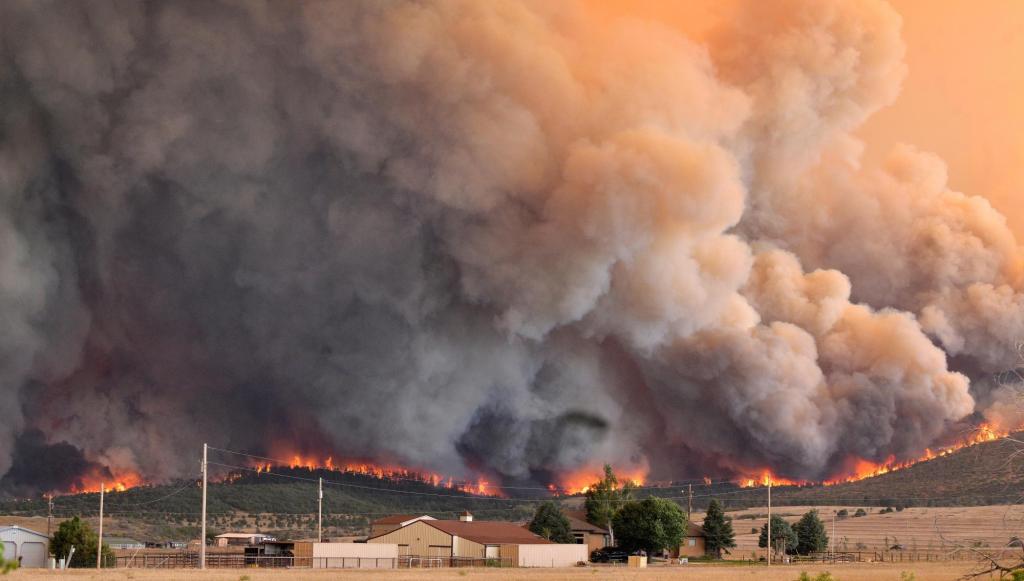 Colorado wildfires destroy more than 100 structures, force more evacuations – The Oakland Press