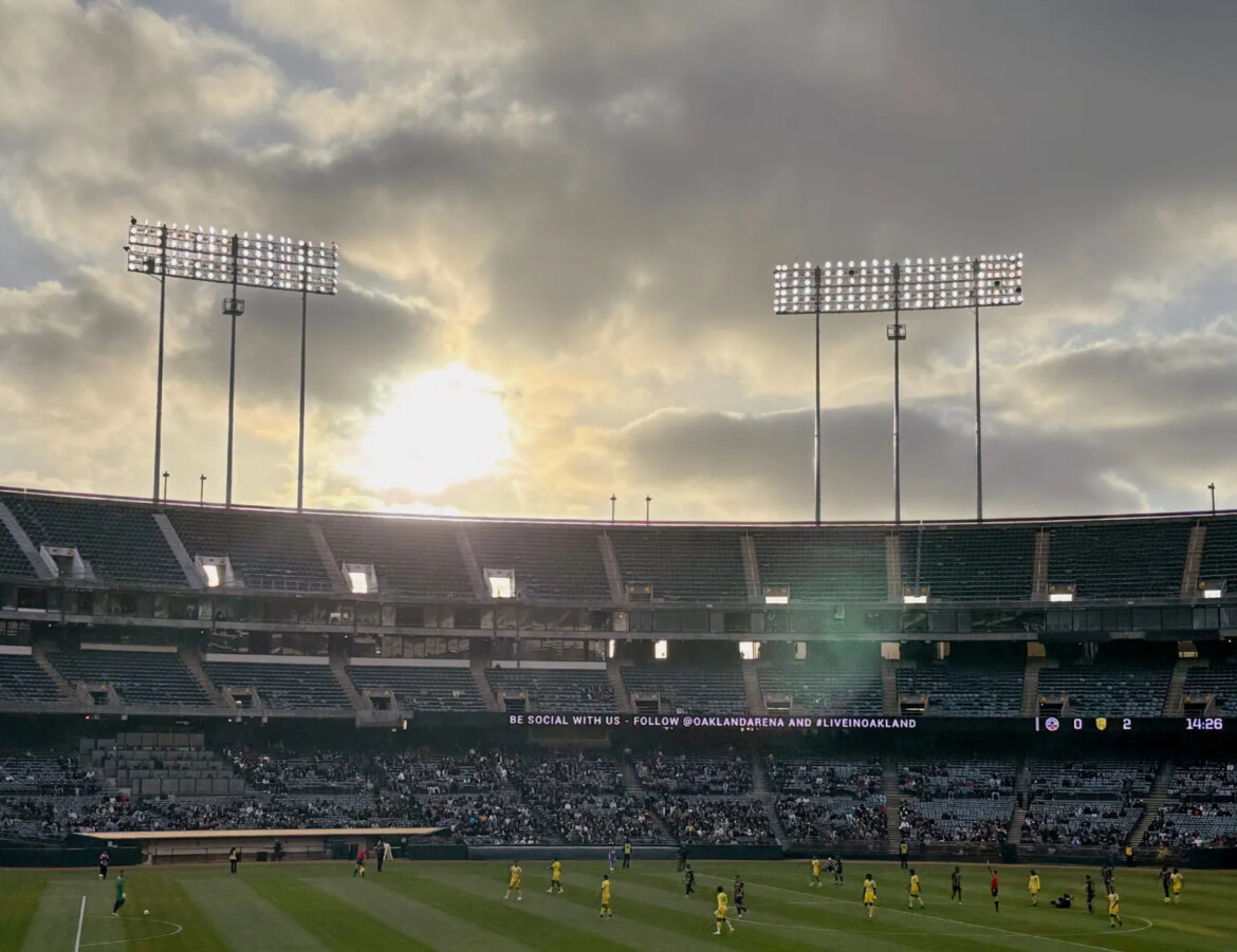 Oakland City Council approves Coliseum deal, moving its sale toward final approval