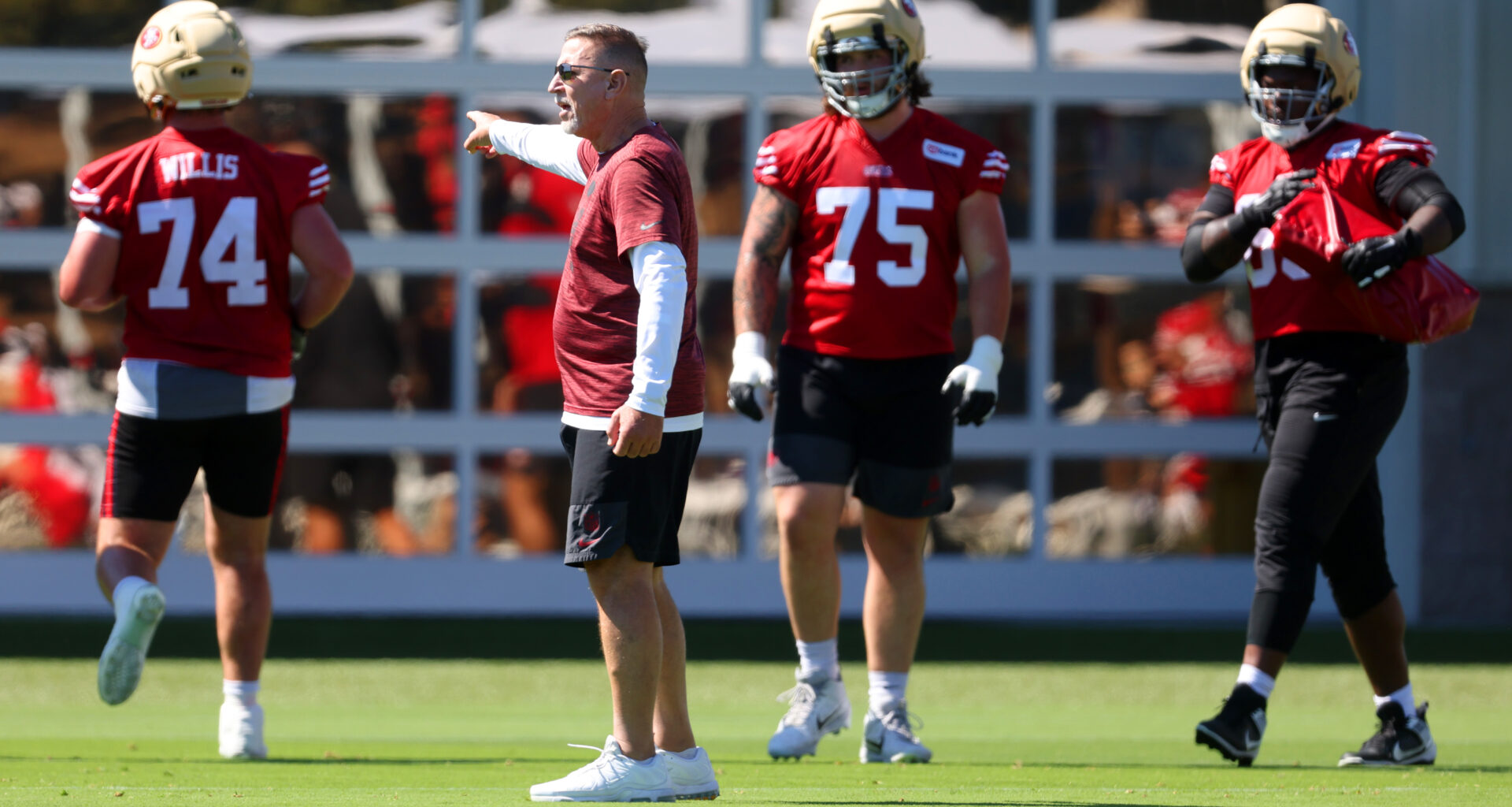 49ers' Kyle Shanahan makes cameo amid recovery from car crash