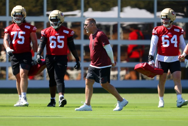 San Francisco 49ers assistant head coach, and offensive line coach Chris Foerster , center, works with players during practice on Sunday, July 26, 2026, in Santa Clara, Calif. (Aric Crabb/Bay Area News Group)