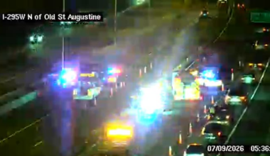 Crash blocks 2 left lanes on I-295 southbound near San Jose Blvd, FHP says