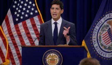 Fed minutes: Officials deeply divided over future path of US inflation