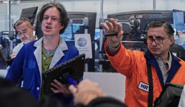 US stocks drift in mixed trading as oil prices climb amid war