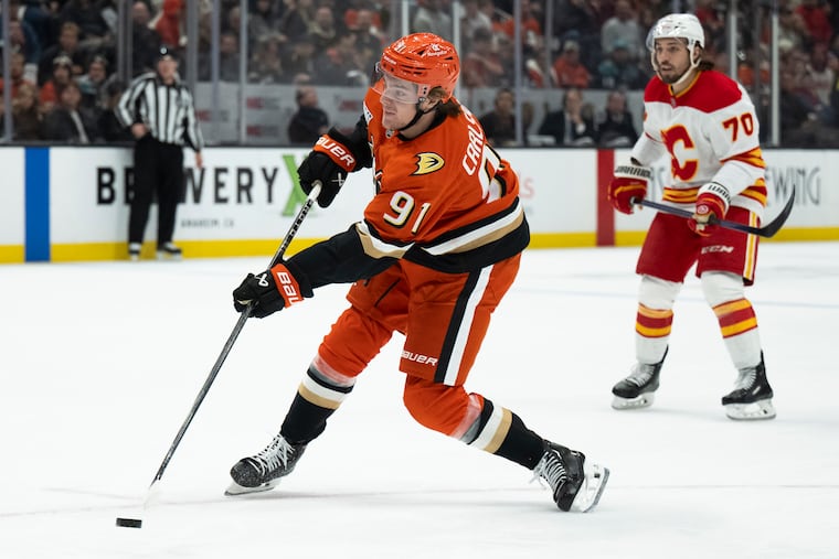 Anaheim Ducks center Leo Carlsson (91) will remain on the West Coast.