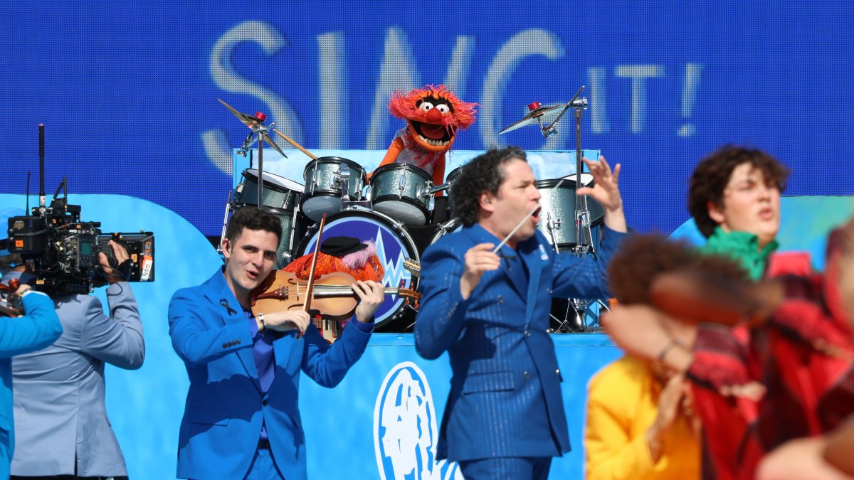 Gustavo Dudamel performs at the FIFA World Cup Final halftime show – NBC Los Angeles