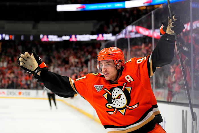 Flyers sign Ducks center Carlsson to 5-year, $90 million offer sheet; Anaheim has 7 days to match