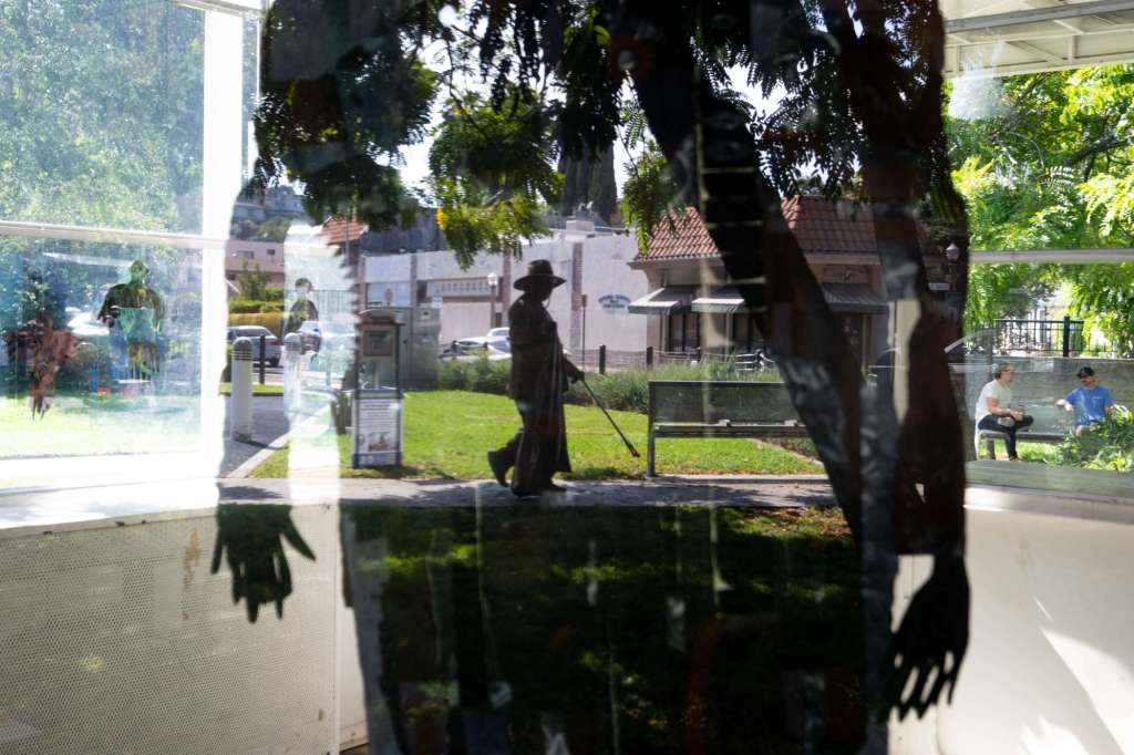 Art in a gas station? Glendale’s ‘Gentle Giants’ by LA artist fill up the minds of onlookers – Daily News