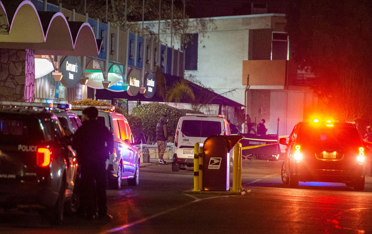 Sacramento Police investigate a shooting at South Hills Shopping Center in South Land Park on Sunday, Jan. 2, 2022. A judge on Thursday sentenced D’Anthony Marcel Chaney to 52 years to life in prison for the 2022 shooting of Terrence Raythail Lindsey outside Mike’s Liquor store in the shopping center.