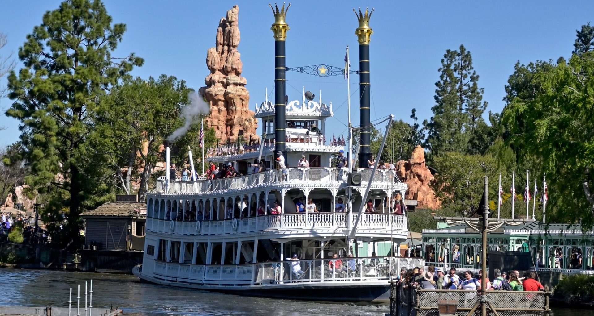 Disneyland employee jumps into Rivers of America on a hot summer day – Orange County Register