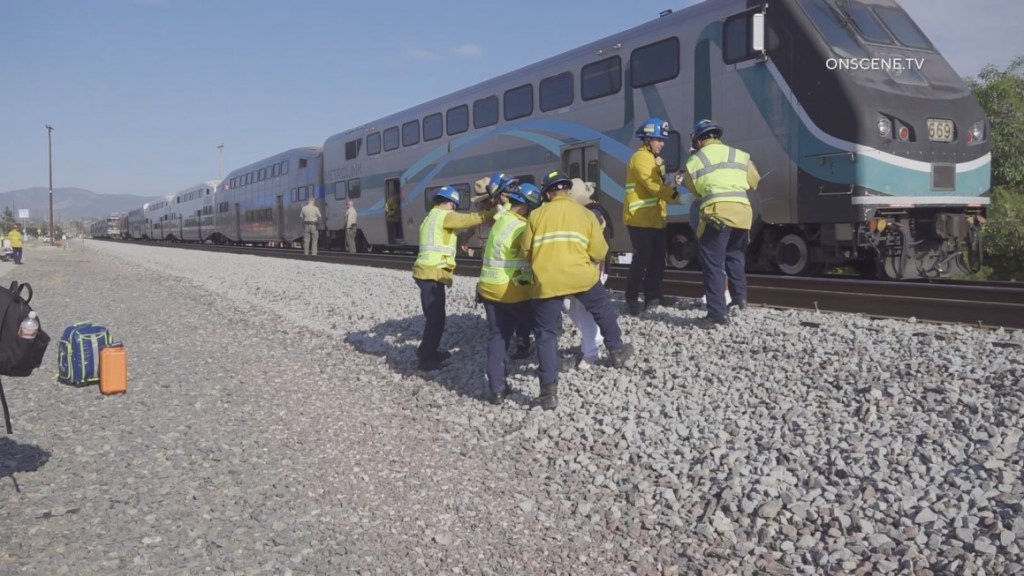 Metrolink train bound for Inland Empire stalls in Anaheim Hills, 500 passengers evacuated – Orange County Register