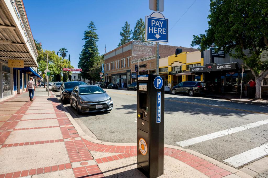 Old Towne Orange commuters weigh-in on paying to park. They list pains and pros – Orange County Register