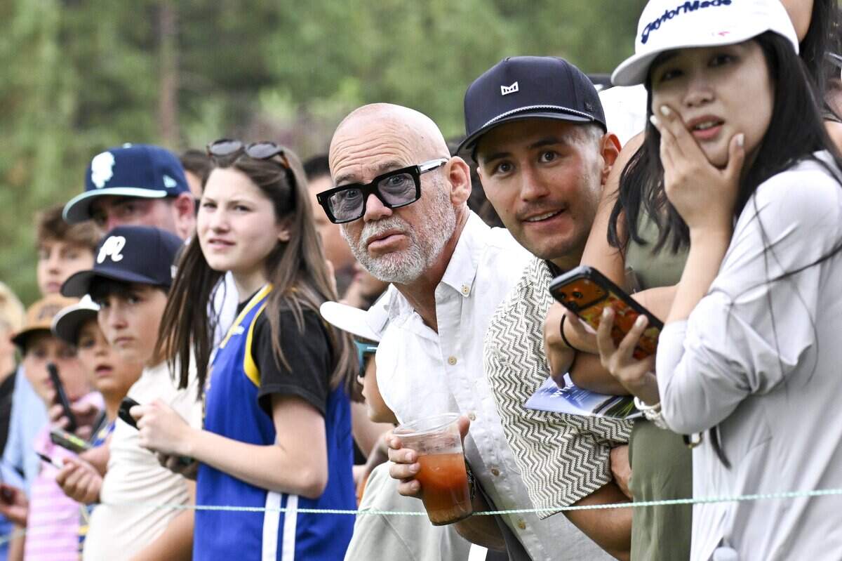 Spectators watch Golden State Warriors guard Stephen Curry putt on the 4th hole during the American Century Golf Tournament in Stateline, Nev. on Sunday.