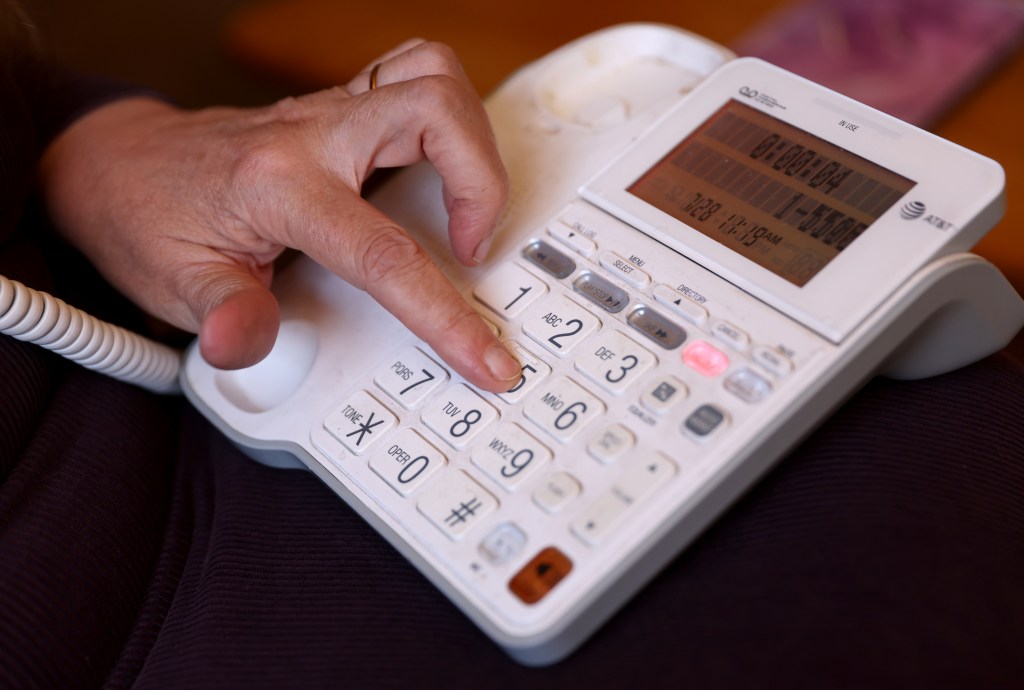 AT&T wins federal approval to end landline service in California