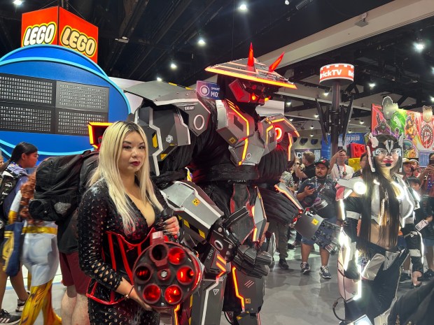 A giant robot, not based on any specific character in pop culture, was seen roaming the exhibit hall Saturday. (Madeleine Kashkooli / The San Diego Union-Tribune)