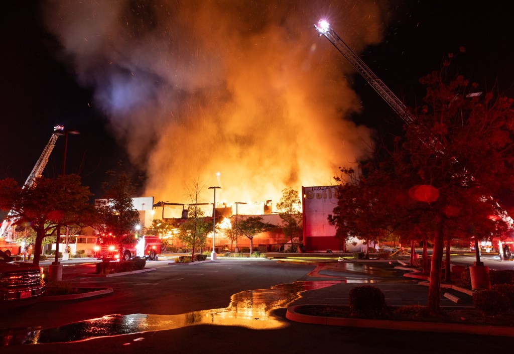 Fierce blaze destroys vacant two-story building in Serra Mesa – San Diego Union-Tribune