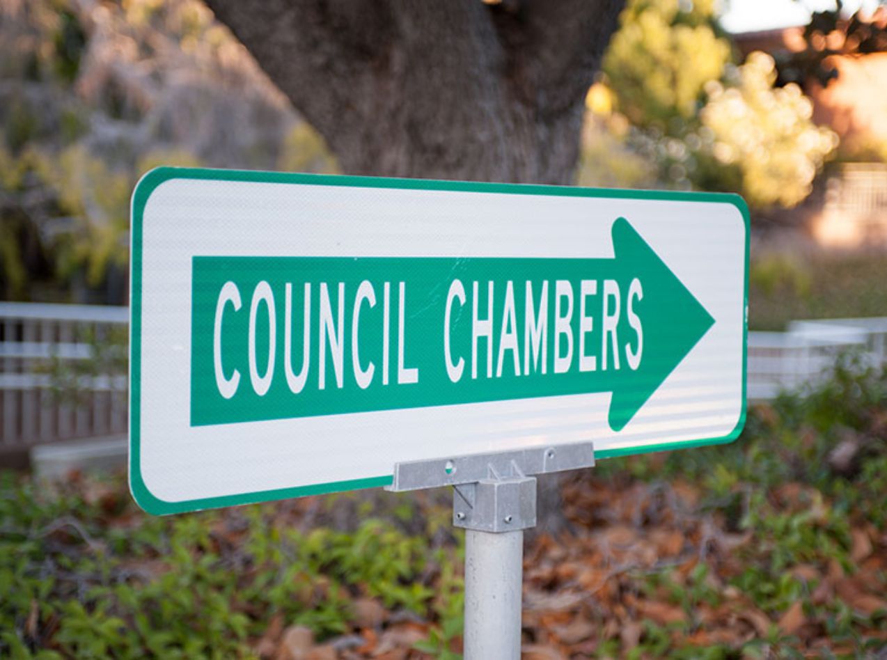 As the election nears, the effort to revamp Santa Clara's charter led by City Attorney Glen Googins is still stalled.