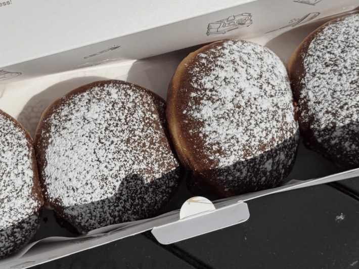 powdered doughtnuts