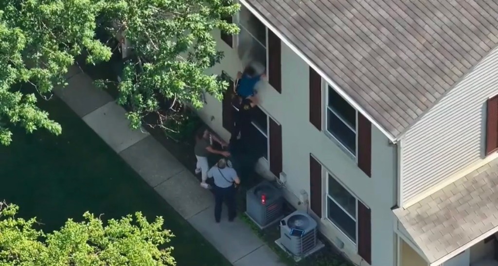 2 kids trapped in house fire rescued by sheriff’s deputy – The Oakland Press