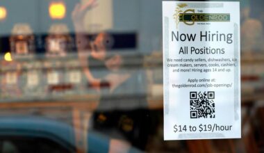 US weekly unemployment claims fall to 208,000, fewest in 10 weeks