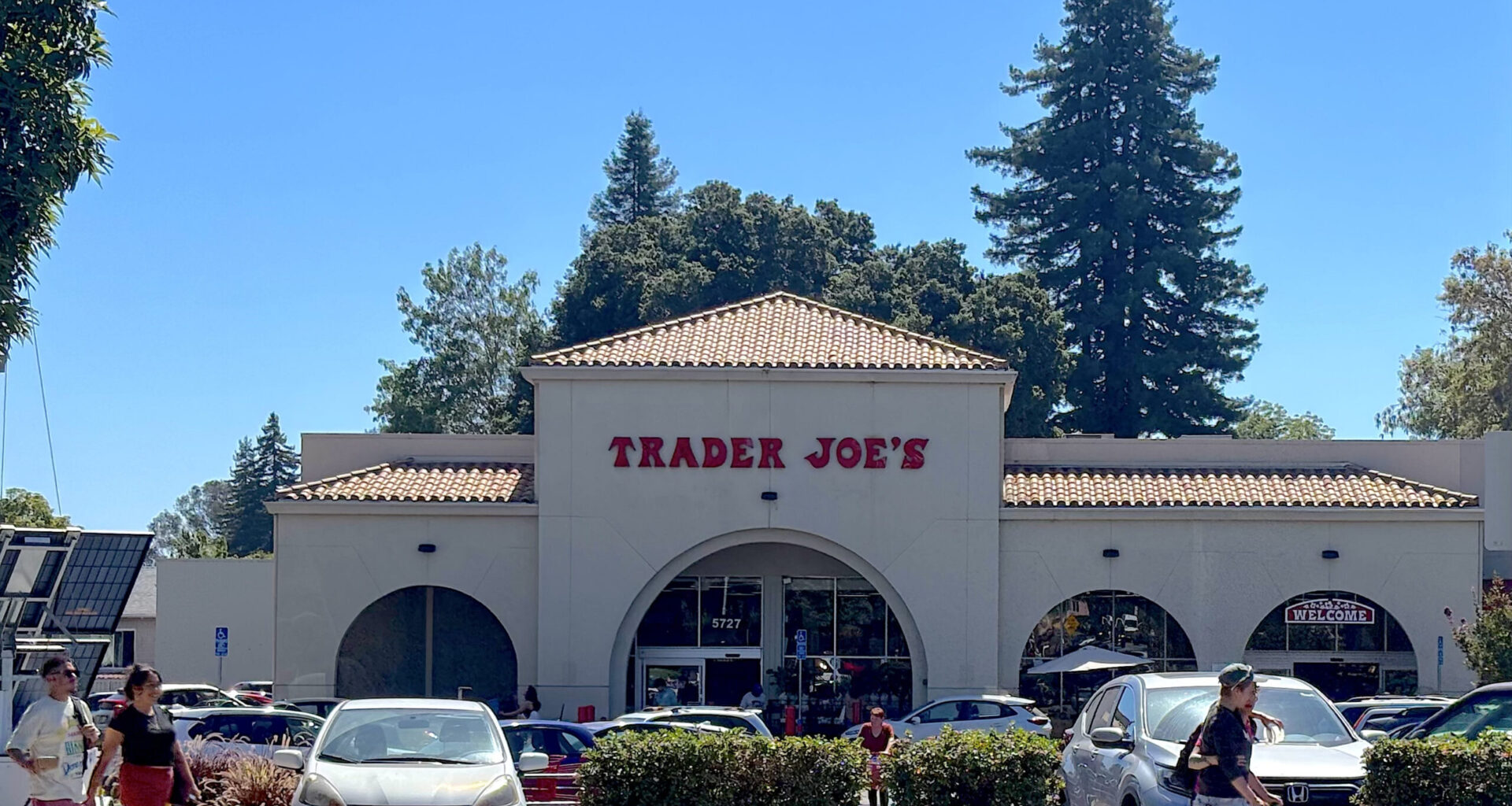 Rockridge residents urge city to stop tower development and save Trader Joe's